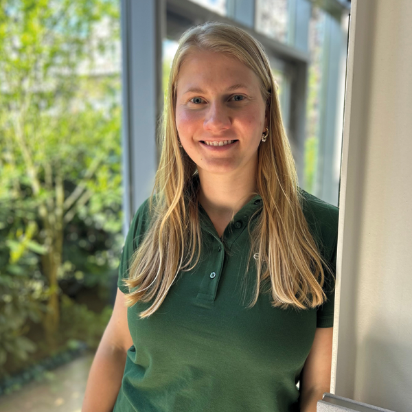 Isabel_Bildausschnitt_Website_2 Profilbild Isabel Steinke. Sie ist bei easymize für das Marketing zuständig.