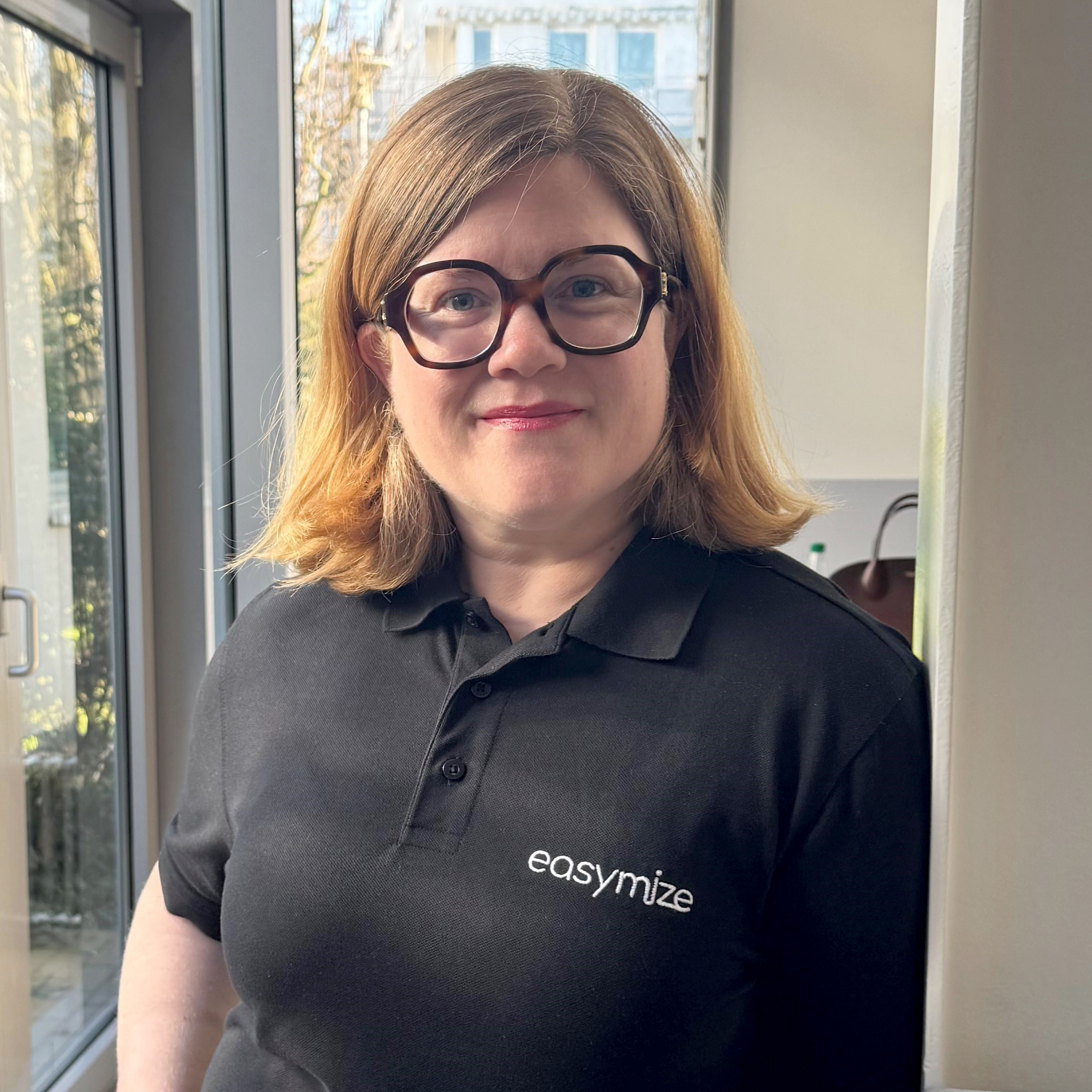 Eva_neu_2026_Webseite Profilbild Eva Maria Hauswald. Eva ist ein Teil der zweiköpfigen Geschäftsführung der easymize GmbH.