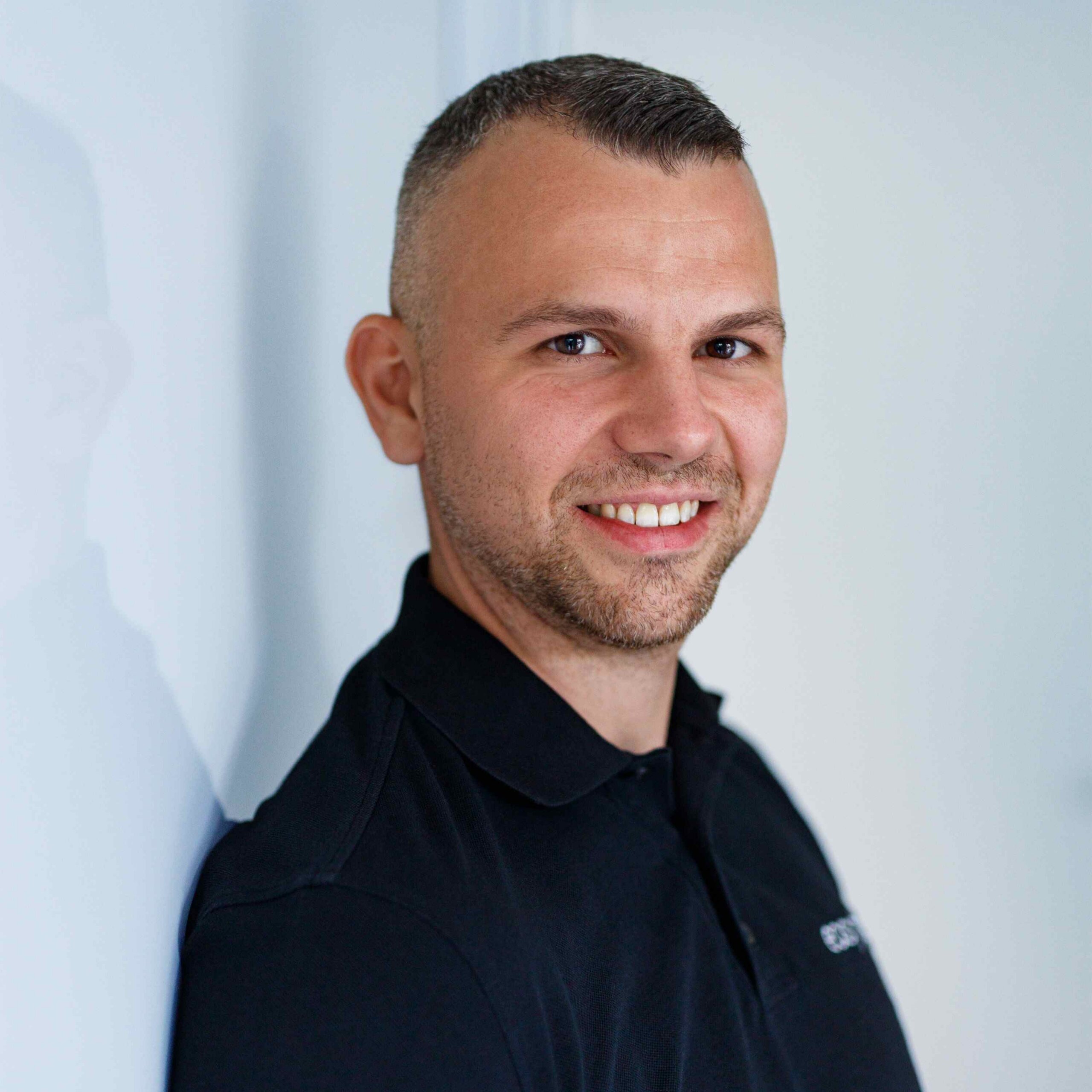 20260825_em_Bild_Nils Quadrat Profilbild Nils Kuhangel. Nils ist Teil des Experten-Teams der Bremische Volksbank Weser-Wümme eG.