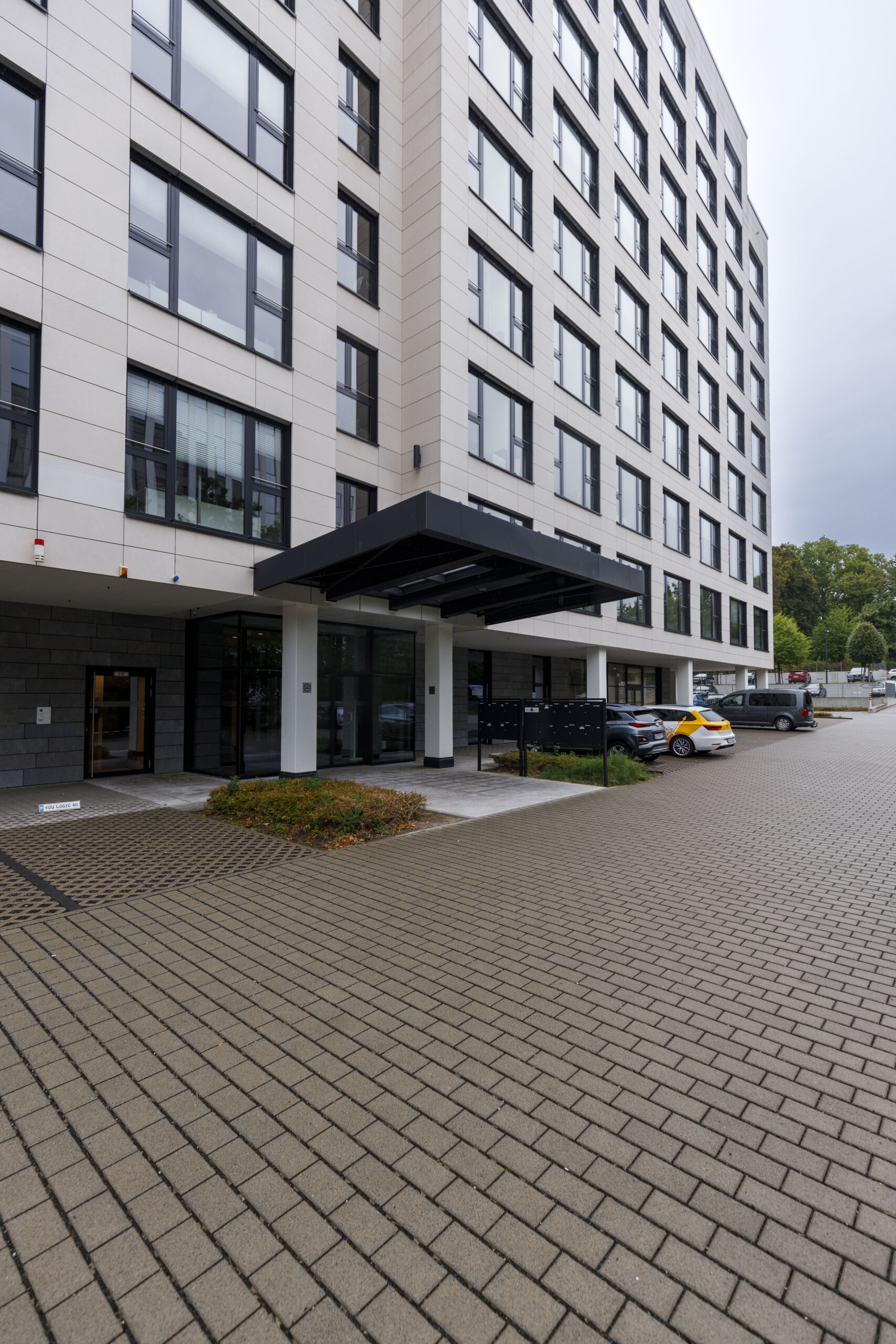 Eingang. Das Gebäude von außen.